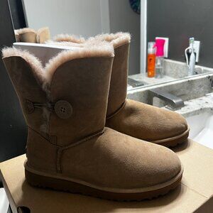 Bailey Button II Chestnut Uggs